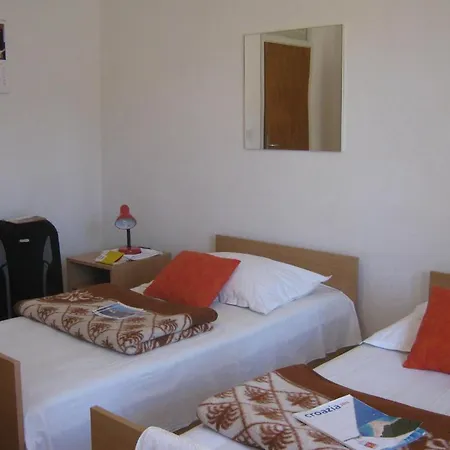 Apartamento And Artemida *