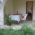 And Artemida דירה