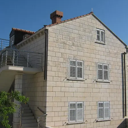 Apartment And Artemida *
