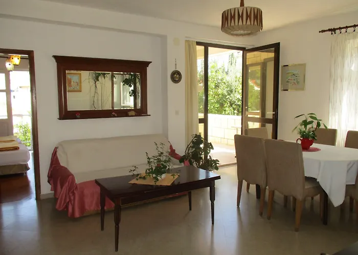 And Artemida Apartman *